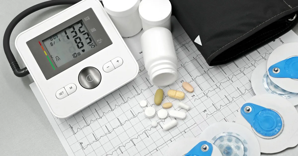 Comprimés et médicaments cardiovasculaires sur fond médical