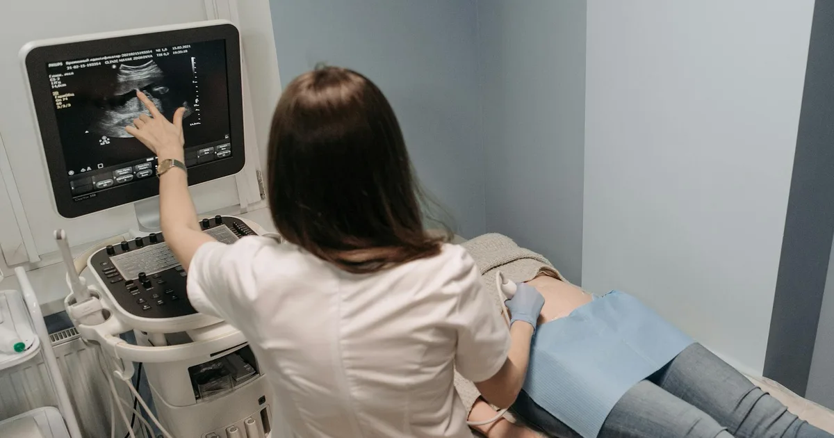 person in blue denim jeans lying on bed — illustration pour l'article sur Echo Doppler   l examen cle de la sante vasculaire