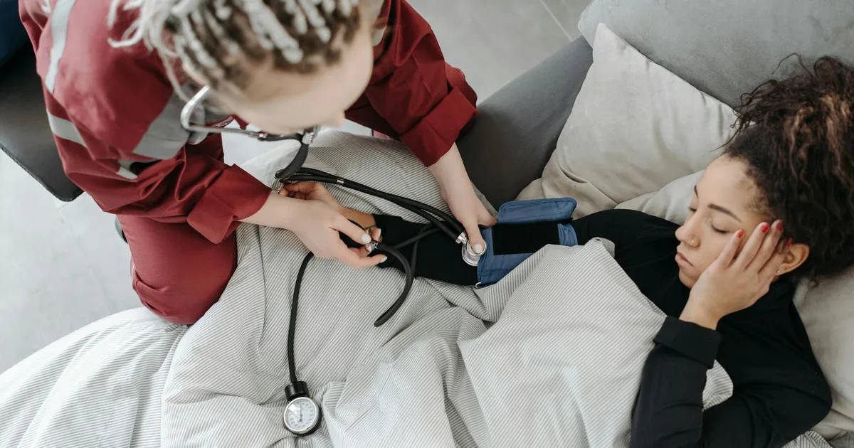 Paramédic mesurant la tension artérielle d'un patient, illustrant l'urgence médicale