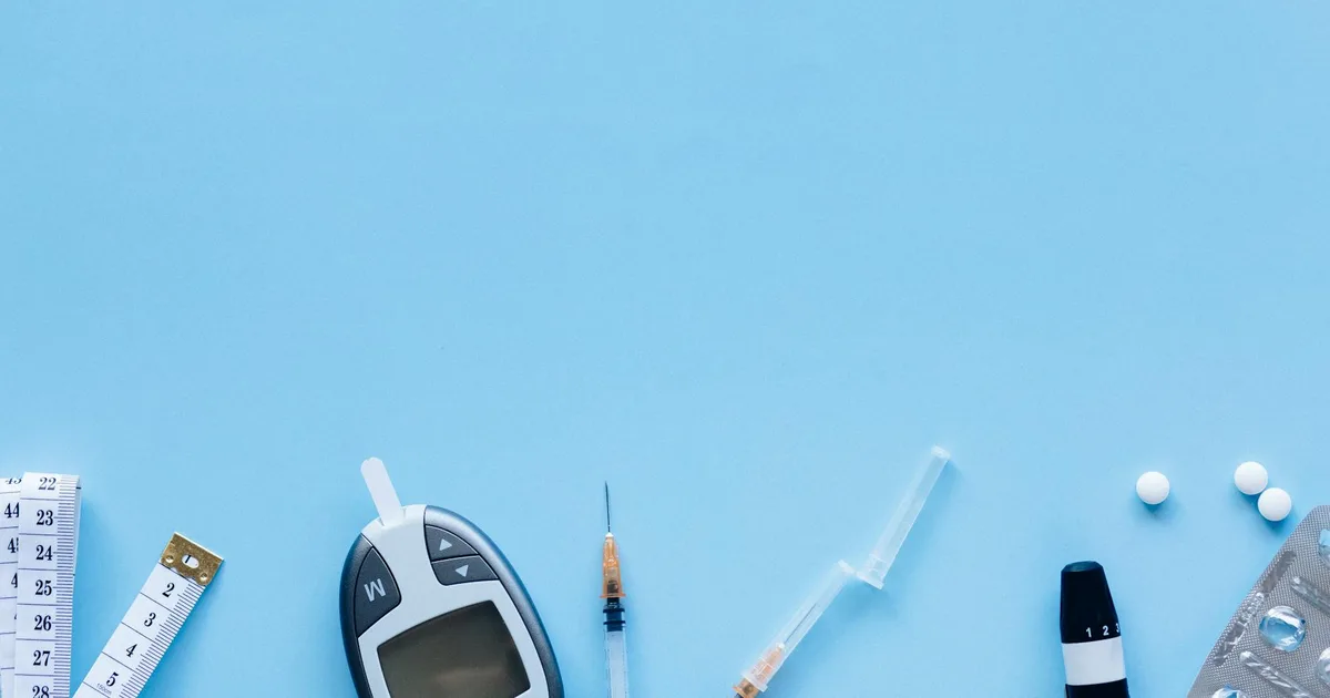 Glucomètre, seringue et médicaments illustrant le traitement du diabète