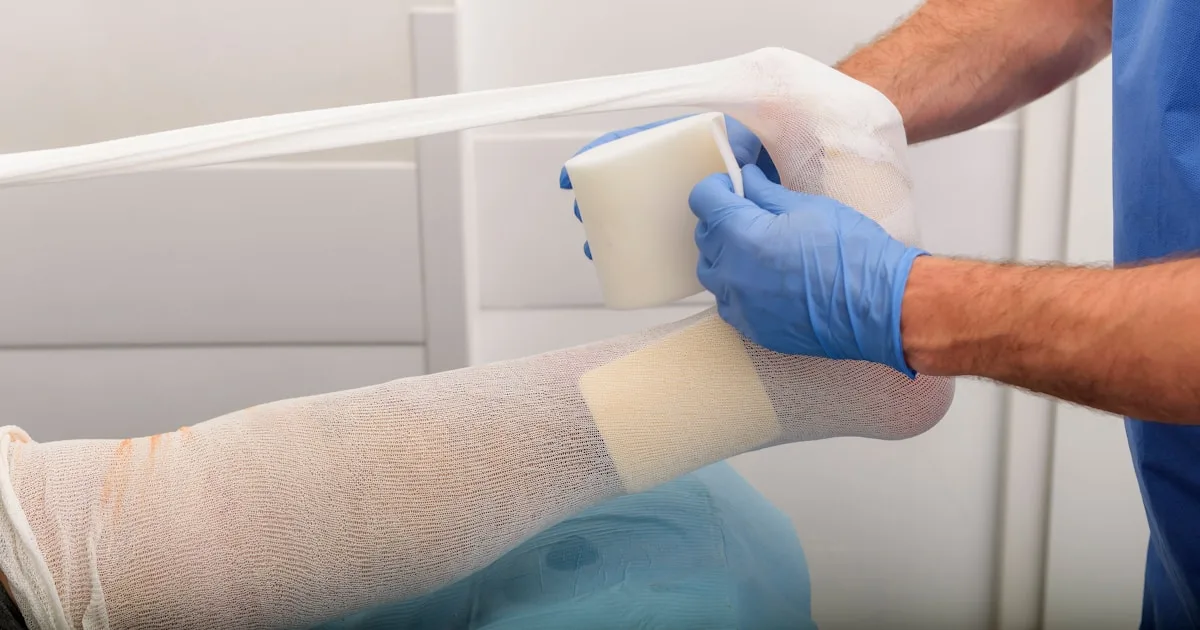 Bandage médical illustrant la prise en charge d'un ulcère veineux