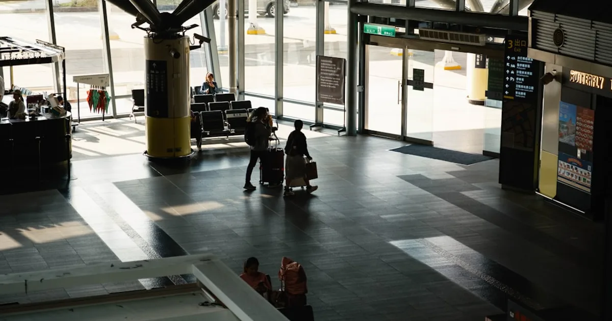 Personnes avec bagages dans un terminal d'aéroport moderne — illustration prévention thrombose en avion